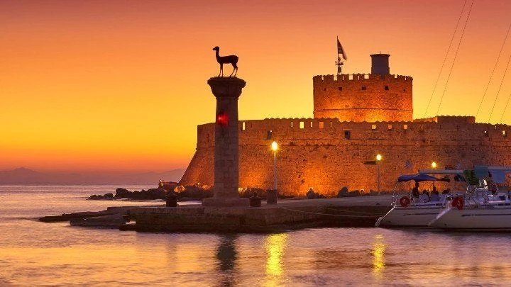 Tι συμβαίνει στη Ρόδο; – Κύκλωμα που στρατολογούσε φοιτήτριες στην πορνεία επιχειρεί να «σβήσει» τα ίχνη του